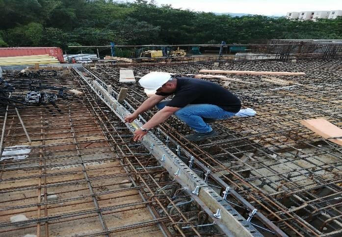 Técnico instalando la junta sobre el armado de acero